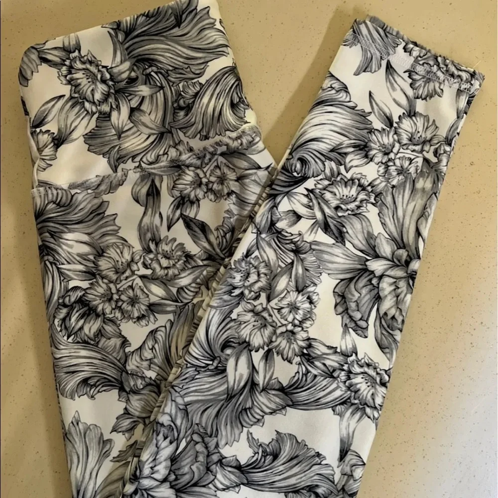 Like new 🖤🤍 Balance Collection black & white leggings Size L - Picture 3 of 12